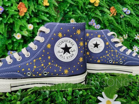 Embroidered Shoes Converse, Funky Clothing, Embroidery Styles, Chuck Taylor Shoes, Embroidered Converse, Cute Converse, Shoes Art, Wedding Converse, Star Converse