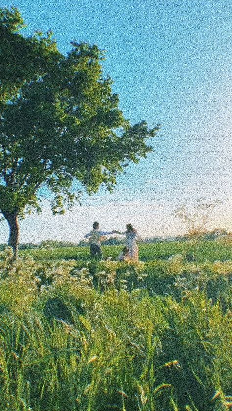 Alt Cottagecore Aesthetic, Aesthetic Green Landscape, Romantic Paintings Couple, Alt Cottagecore, Wallpaper Aesthetic Green, Nature Field, Romantic Nature, Vintage Photo Editing, Field Wallpaper