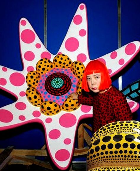 WEB:  YAYOI KUSAMA :  ARTISTA JAPONESA QUE PINTA LUNARES,  SUS OBRAS CONECTAN FÁCILMENTE CON LOS NIÑOS LA REINA DE LOS PUNTOS ... Yayoi Kasuma, Flower Sculptures, Action Painting, Takashi Murakami, Oldenburg, Yayoi Kusama, Year 3, Art Japonais, Feminist Art