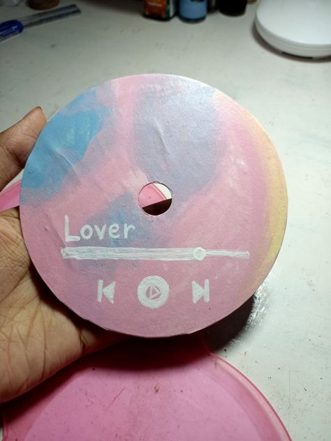 Vinyl Painting Ideas Taylor Swift, Paint Ideas For Cds, Taylor Swift Painting Ideas Lover, Painted Records Taylor Swift, Taylor Swift Record Painting, Taylor Swift Bday Gift Ideas, Taylor Swift Painted Record, Taylor Swift Vinyl Painting, Taylor Swift Painted Vinyl