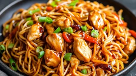 Best Chicken Chow Mein Recipe, Botanical Tower, Chow Mein Sauce, Easy Asian Dishes, Lunch Casserole, Crispy Veggies, Chow Mein Recipe, Chicken Chow Mein, Chinese Cooking Recipes