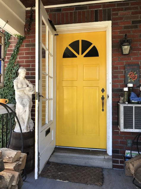 Yellow door with red brick Painting Front Door Diy, Red Door Yellow Door, Yellow Brick Houses, Yellow Front Door, Front Door Paint, Yellow Front Doors, Door Paint, Front Door Paint Colors, Yellow Door