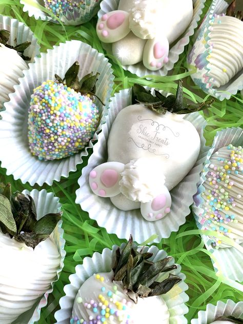 Easter Berries, Easter Strawberry, Easter Food Crafts, Breakable Heart, Chocolate Covered Strawberries Bouquet, Hot Chocolate Gifts, Easter Snacks, Easter Sweets, Chocolate Covered Fruit