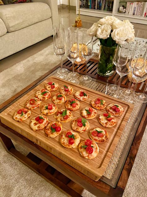 Delicious mini pizza Mini Pizza Wedding, Mini Pizza Aesthetic, Fancy Pizza Party, Pizza Board Ideas, Bufette Ideas, Party Food Pizza, Mini Pizza Appetizers, Pizza Dinner Party, Pizza Display