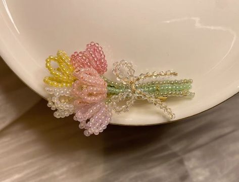 Beaded Bouquet, Seed Bead Crafts, Bead Charms Diy, Diy Bracelets Patterns, Handmade Jewelry Tutorials, Beaded Crafts, Beaded Bracelets Diy, Beaded Accessories, Beading Tutorials