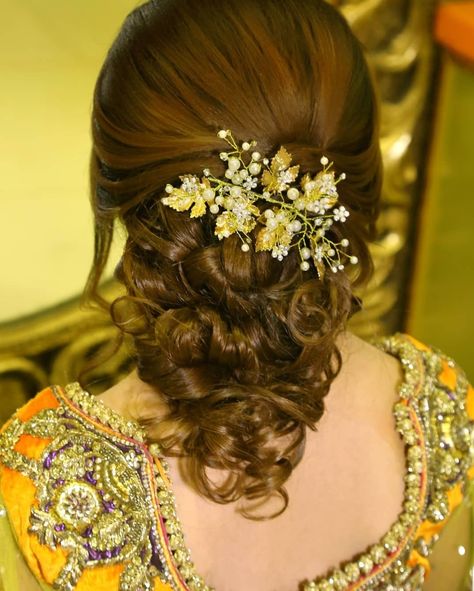 Bun Hairstyles For Round Face, Hair For Saree, Hairstyles For Round Face, Low Bun Wedding Hair, Hair Style On Saree, Bridal Hair Buns, Indian Wedding Hairstyles, Wedding Design Decoration, Hair Stylies