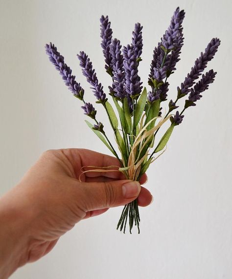 Cake Lavender Decoration, Lavander Cakes Ideas, Lavender Clay Art, Fondant Lavender Flowers, Purple Fondant Flowers, Clay Lavender Flower, Rose Cake Decorating, Mini Arrangements, Polymer Clay Lavender Flower