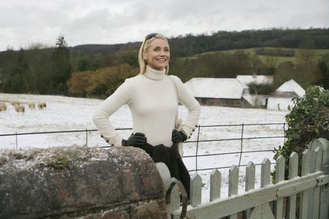 Cameron Diaz's best outfits in The Holiday - CosmopolitanUK Holiday Cameron Diaz, Nancy Meyers Movies, Beau Film, Movie Inspired Outfits, Bridget Jones, Jude Law, Cozy Loungewear, Cameron Diaz, Style Inspiration Winter