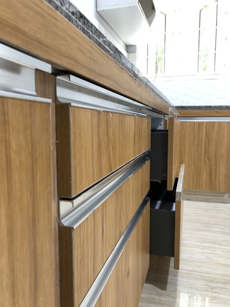 G-profile handles SS Kitchen Cabinets Profile Handles, Handle Less Kitchen Drawers, Handles For Cupboards, Profile Kitchen Design, G Profile Kitchen Cabinets, Kitchen Cabinet Profile Handles, Gola Profile Handle Kitchen, Modular Kitchen Handle Design, Handle For Kitchen Cabinets