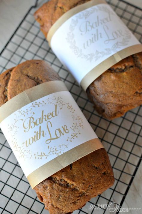 Free printable bread wrap labels! I love this soo much! A fun little touch for taking bread to friends or neighbors! Bread Packaging, Baked With Love, Cloud Bread, Pumpkin Bread Recipe, Homemade Pumpkin, Neighbor Gifts, Handmade Christmas Gifts, Pumpkin Bread, Beignets