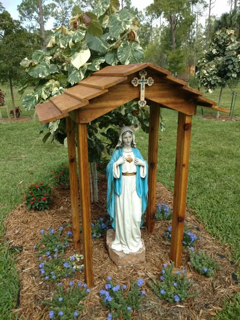 Diy Mary Grotto, Grotto Design Backyards, Spiritual Garden Design, Mary Garden Ideas, Round Garden Bed Ideas, Backyard Mary Grotto, Diy Grotto For Mary, Grotto Design Ideas, Design Front House