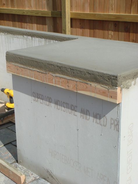 Diy Concrete Counter, Concrete And Wood, Outdoor Kitchen Countertops, Outdoor Kitchen Cabinets, Concrete Countertop, Kabinet Dapur, Concrete Counter, Diy Concrete, Built In Grill