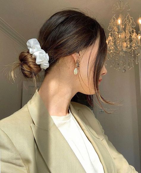 Elegant Scrunchie, Scrunchie Bun, White Scrunchie, Scrunchie Styles, Bun Hairstyle, Quick Hairstyles, Grunge Hair, 가을 패션, Aesthetic Hair