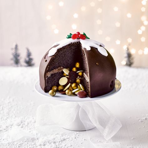 Stunning hidden centre cakes perfect for the Christmas table centrepiece Best Christmas Cake Recipe, Favorite Christmas Desserts, Reindeer Cakes, Delicious Christmas Desserts, Best Christmas Desserts, Cake Christmas, Gold Reindeer, Christmas Cake Decorations, Xmas Cake