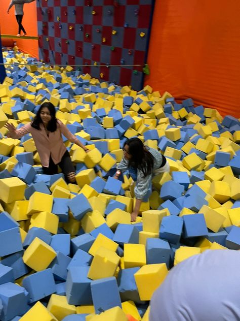 Trampoline Park Photo Ideas, Trampoline Park Aesthetic Friends, Trampoline Park With Friends, Trampoline Park Aesthetic, Bonding With Friends, Senior Bucket List, Trampoline Park Party, Hangout Ideas, Fyp Aesthetic