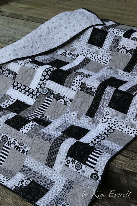 Black And White Quilt, Colchas Quilting, Hand Quilting Patterns, Black And White Quilts, Jelly Roll Quilt Patterns, Ornaments Homemade, Quilting Designs Patterns, Fabric Christmas Ornaments Diy, Quilt Modernen