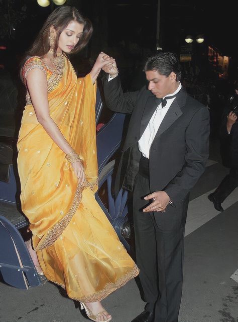 Aishwarya Rai Yellow Saree Look, Srk And Aishwarya, Aishwarya Rai 90s Saree, Aishwarya Rai 90s Outfits, Srk Aishwarya, Aishwarya Rai Devdas, Aishwarya Rai 90s, Aishwarya Rai Cannes, Yellow Sari