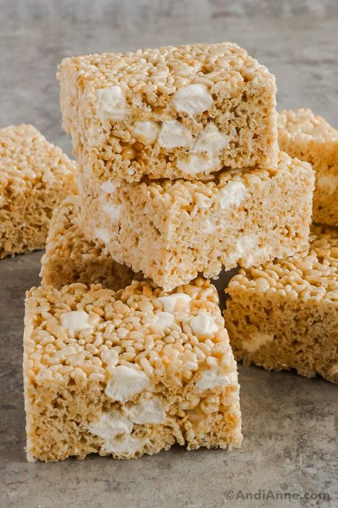 These are the classic rice krispie treats recipe that we all know and love, but thicker and with extra marshmallows! You only need 4 ingredients. Starbucks Rice Crispy Treats Recipe, Rice Krispie Treats Large Marshmallows, Jumbo Rice Krispie Treats, Rice Krispie Party Favors, Thick Rice Krispie Treats, Rice Crispy Squares, Homemade Rice Krispies, Rice Krispie Treats Recipe, Homemade Rice Krispies Treats