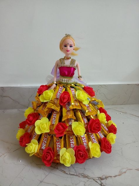 Chocolate Doll, Chocolate Decoration, Candy Arrangements, Wedding Gift Pack, Candy Bouquets, Candy Dress, Packing Ideas, Golden Beads, Birthday Gift Baskets