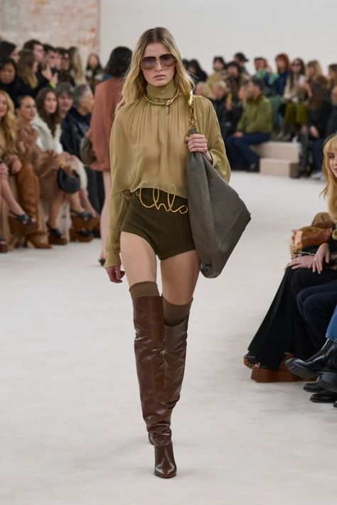 Look Jean, Moda Paris, Winter Boho, Winter Chic, Fashion Trends Winter, Boho Chic Outfits, Runway Trends, 2024 Fashion, Style Mistakes