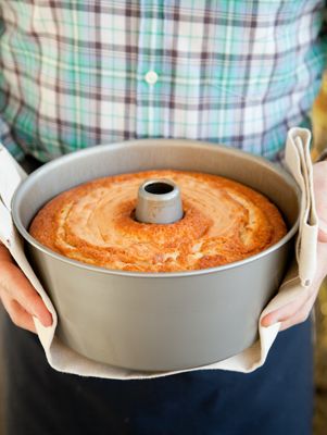 Pound Cake Paula Deen, Perfect Pound Cake, Almond Pound Cakes, Sour Cream Pound Cake, Paula Deen Recipes, Sour Cream Cake, Cake Cream, Trisha Yearwood, Kid Desserts