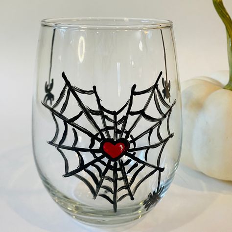 Spooky Wine Glass Painting, Fall Wine Glass Painting Ideas, Halloween Painted Wine Glasses, Fall Painted Wine Glasses, Halloween Glass Painting, Halloween Wine Glasses Diy, Glass Painting Designs For Beginners, Wine Glass Painting Ideas Easy, Wine Glass Painting Ideas