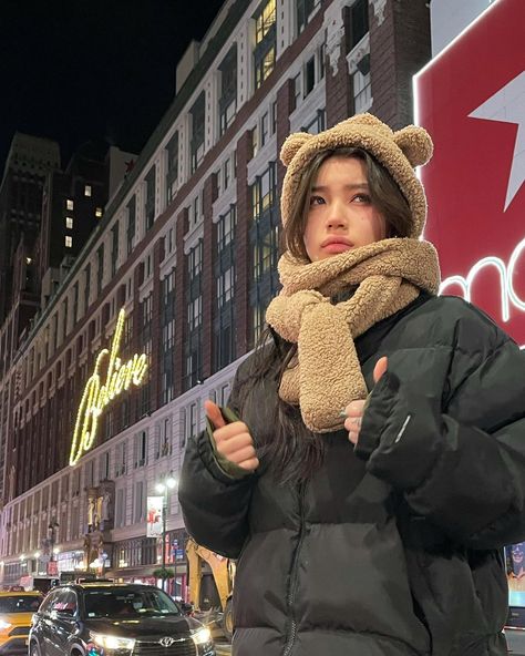 Hannah Kim, Scarf Aesthetic, Hat Aesthetic, Teddy Bear Clothes, Scarf Outfit, Bear Hat, Street Fashion Photography, Outfits With Hats, Tshirt Outfits