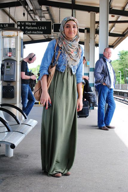 The Trolley Dolly hijabi outfit Bawal Tutorial, Outfit For Hijab, Denim Dress Outfit, New Hijab, Hijab Ideas, Hijab Inspiration, Colour Combinations Fashion, Hijab Beauty, Simple Hijab