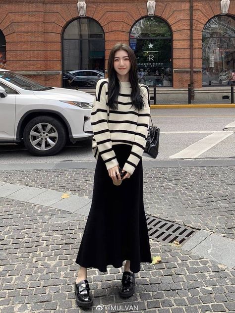 Outfit With Loafers, Long Black Skirt Outfit, Christian Outfits Modesty, Style Long Skirt, Black Skirt Outfit, Long Skirt Winter, Minimalist Wardrobe Capsule, Long Black Skirt, Elegant Summer Outfits