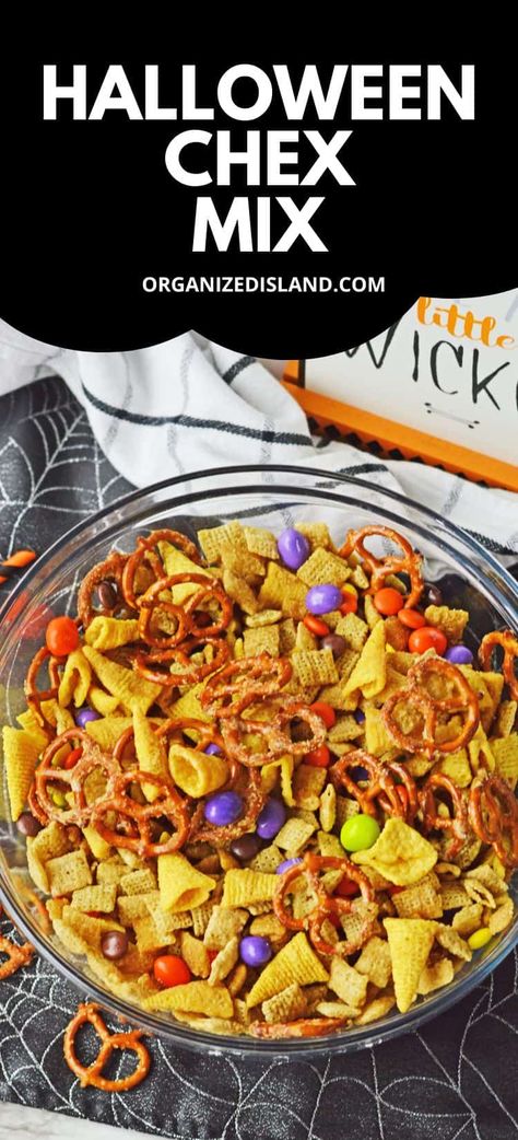 Halloween Chex Mix Recipes, Fall Snack Mixes, Delicious Halloween Treats, Halloween Snack Mix, Halloween Appetizers Easy, Halloween Party Appetizers, Chex Mix Recipes, Fall Snacks, Trick Or Treaters