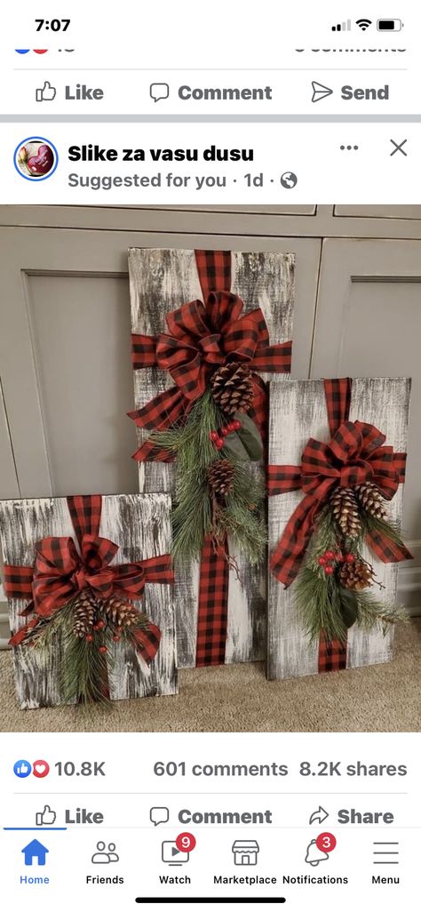 Christmas Decor Hallway, Christmas Garland Decorating Ideas, Decor Hallway, Christmas Wreaths Diy Easy, Diy Christmas Wreaths, Xmas Deco, Christmas Ornament Wreath, Christmas Decorations Diy Outdoor, Christmas Signs Wood