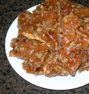 Graham Cracker Brittle - I DARE each and every single one of you to just have ONE piece of this stuff.  Super easy and CRAZY addicting. Toffee Grahams, Graham Cracker Toffee, Toffee Crunch, Graham Cracker Recipes, Cracker Toffee, Brittle Recipes, Toffee Bars, Cracker Recipes, Graham Cracker