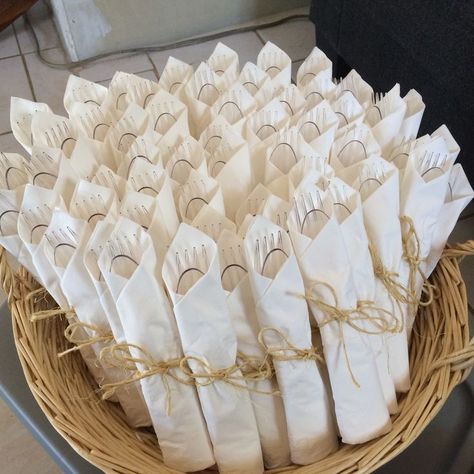 Burlap Center Piece Ideas, Wedding Silverware Wrap, Wedding Silverware, Wedding Paper Napkins, Napkins For Wedding, First Communion Decorations, Idee Babyshower, How To Wrap, Baptism Party