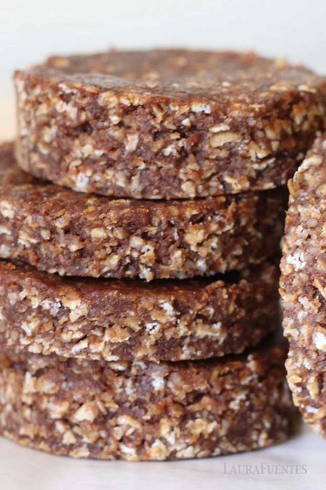 Everything you love about no-bake cookies into a bar! This no-bake energy bar is made with real food ingredients and it's a perfectly healthy post-workout snack! #healthysnacks #glutenfree #energybar Healthy Post Workout Snacks, Gf Treats, Fig Bars, Healthy Bars, Energy Bar, Lunch Box Snacks, Raw Coconut, No Bake Snacks, Paleo Snacks