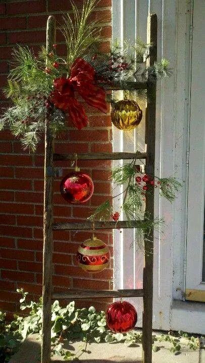 Christmas Ladders Ideas, Christmas Ladder, Ladder Ideas, Vintage Christmas Tree Decorations, Dollar Tree Christmas Decor, Old Ladder, Country Christmas Decorations, Dollar Tree Christmas, Blanket Ladder