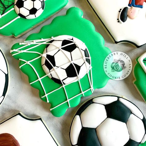 Cookies Football, Soccer Desserts, Soccer Birthday Cookies, Sports Cookies, Soccer Themed Cookies, Soccer Cookies Decorated, Soccer Ball Cookies, Soccer Decorated Cookies, Soccer Cookies Royal Icing