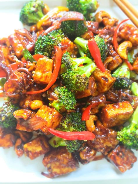 Takeout Style Cashew Tofu Tofu Dinner Recipes, Cashew Recipes, Vegetable Stir Fry Recipe, Spicy Cashews, Teriyaki Tofu, Fresh Eats, Sweet And Spicy Sauce, Asian Vegetables, Tofu Dishes