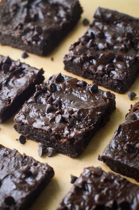 Avocado Brownies Strawberry Rhubarb Bars, Vegan Zucchini Recipes, Healthy Sugar Cookies, Vegan Bars, Baked Pumpkin Oatmeal, Vegan Egg Substitute, Avocado Brownies, Vegan Bar, Avocado Chocolate