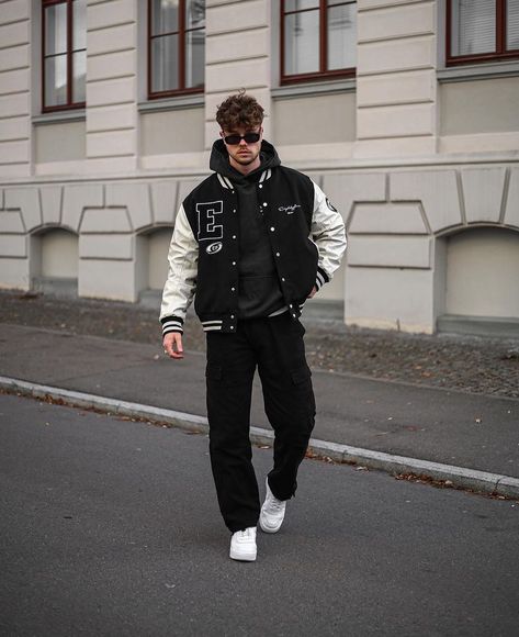 Varsity Outfit, Winter Outfits Men Streetwear, College Outfits Men, Boys Winter Clothes, Varsity Jacket Outfit, Fashion Outfits Men, Outfits Men Streetwear, Winter Inspiration, Outfit Streetwear