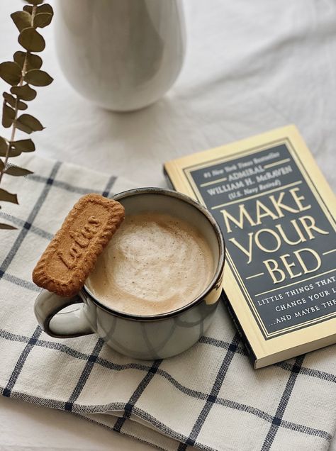 Book Flatlay Photography Ideas, Book And Coffee Photography, Photoshop Book, Lifestyle Product Photography, Book Photography Instagram, Bookstagram Inspiration, Healthy Morning Routine, Book Instagram, Book Cafe