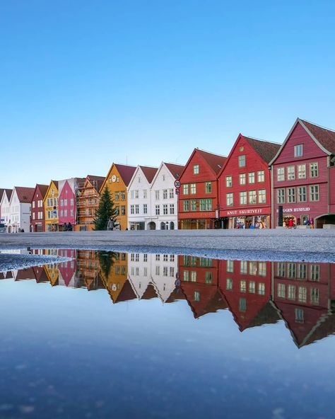 🌟 Bryggen reflections 🌟 . Picture from Bergen 🇧🇻 . 📷 Panasonic Lumix Fz2000 📷 . Wish everyone a great Tuesday 🌟 Nordland, Panasonic Lumix, House Inspo, Travel Ideas, San Francisco Skyline, Norway, Cityscape, Places To Go, Vision Board