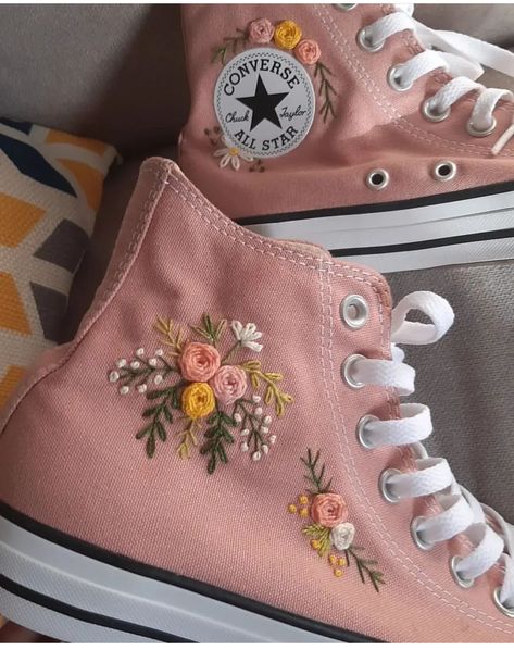 Converse Stitching, Converse Embroidery, Xv Ideas, Cute Converse Shoes, Embroidered Converse, Cute Converse, Simple Hand Embroidery Patterns, Applique Stitches, Hand Embroidery Dress