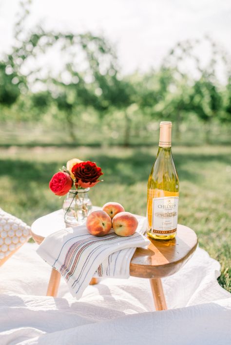 Picnic Proposal Ideas, Winery Picnic, Outdoor Picnic Food, Picnic Proposal, Picnic Wine, Picnic Photography, Napa Wineries, Spirit Drink, Glass Photography