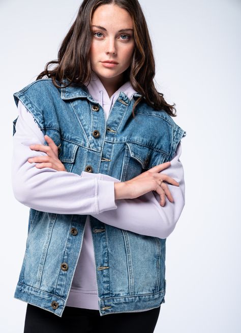 Sleeveless Denim Jacket, Skirts Casual, M And M, Bleach Wash, Jacket For Women, Shoot Ideas, Vintage Wear, Photoshoot Poses, Stylish Girl