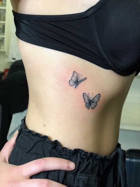 Butterfly Ribcage Tattoo, Butterfly Underboob Tattoo, Small Rib Tattoos, Tattoos On Side Ribs, Dark Butterfly, Tattoos Love, Rib Tattoos For Women, Basic Tattoos, Flying Tattoo