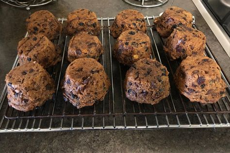 Steamed Christmas Pudding, Australian Christmas Desserts, Plum Pudding Recipe, Amazing Christmas Desserts, Mini Christmas Puddings, Boiled Fruit Cake, Fruit Cake Recipe Christmas, Mini Christmas Cakes, Xmas Pudding