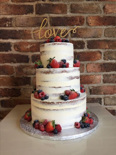 Naked Red Velvet Wedding Cake, Berry Wedding Cake, Red Velvet Wedding Cake, Bride Reception Dresses, Bolo Red Velvet, Cakes Decorating, Reception Dresses, Ideas Decoracion