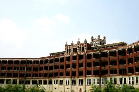 13 Truly Terrifying Ghost Stories That Prove Louisville Is The Most Haunted City In Kentucky Waverly Hills, Waverly Hills Sanatorium, Haunted Hospital, Haunted Asylums, Abandoned Asylums, Abandoned Hospital, Places In America, Most Haunted Places, Abandoned Castles