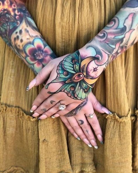 Tattoos On Hands, Traditional Hand Tattoo, Neotraditional Tattoo, Traditional Style Tattoo, 4 Tattoo, Inspiration Tattoos, Hand Tattoos For Women, Traditional Tattoo Design, Traditional Tattoo Flash