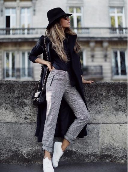 Office Pants And Sneakers, Checked Trousers Outfit Classy, Grey Check Pants Outfit Women, How To Style Grey Trousers, Grey Pantalon Outfit, Grey Check Trousers Outfit, Gray Trousers Outfit Women Casual, Check Trousers Outfit, White Snikers